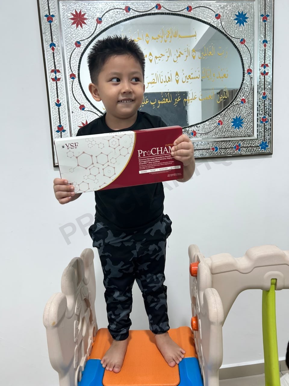 Anak berdiri memegang kotak ProCHAM Infinity