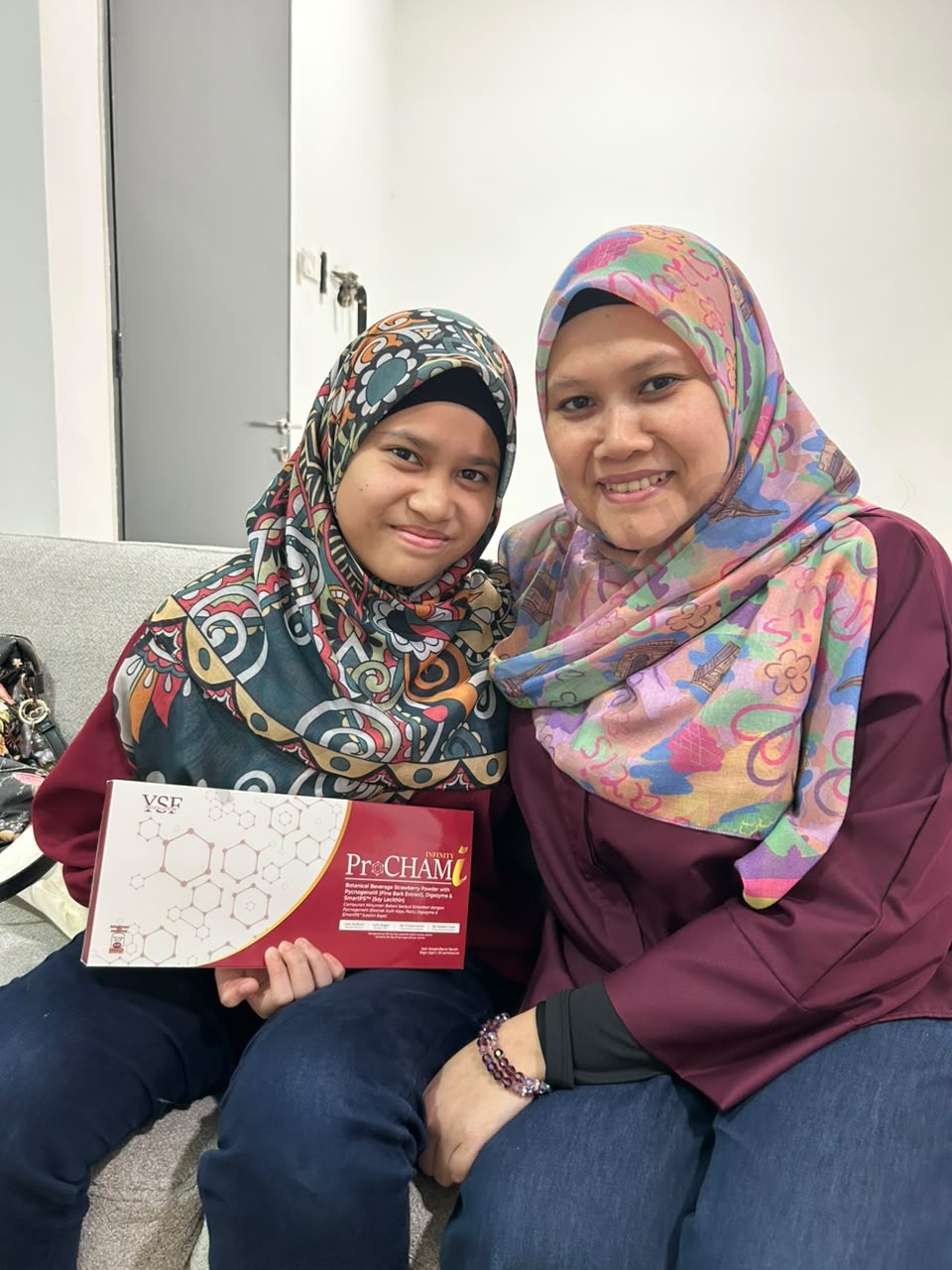 Anak dan ibu memegang kotak ProCHAM Infinity