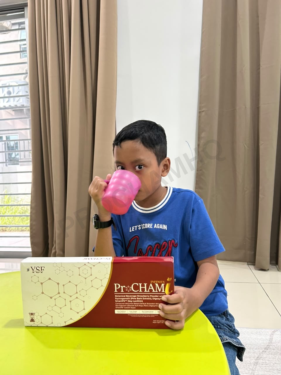 Anak minum dari cawan di depan kotak ProCHAM Infinity