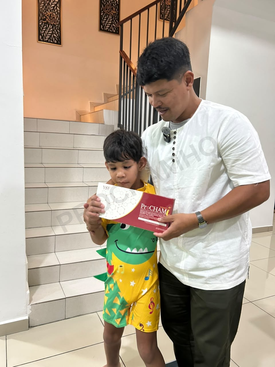 Bapa dan anak memegang kotak ProCHAM Infinity