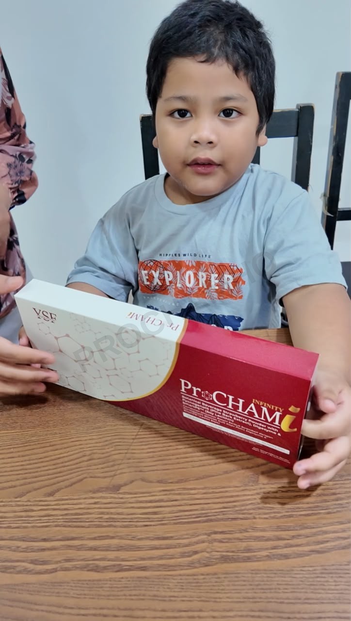 Anak memegang kotak ProCHAM Infinity